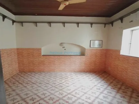 Traditionelles Haus zum Renovieren, Geschäfts- oder Eigenheim