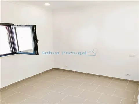 Maison de ville rénovée avec terrasse, à pied du centre de Faro