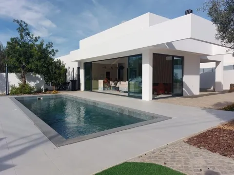 Luxusvilla mit 4 Schlafzimmer und Pool