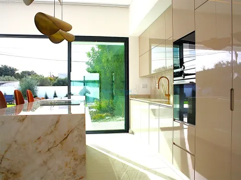 Luxusvilla mit 4 Schlafzimmer und Pool