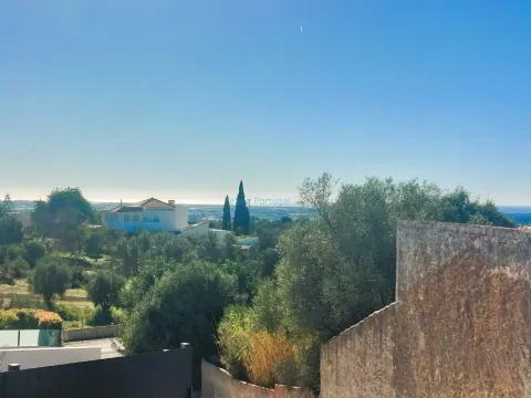 Excellent 120m² Plot in the Heart of Santa Bárbara de Nexe with Sea View
