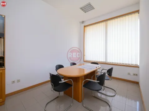 Escritório c/ 63m2 na zona da Barrosa