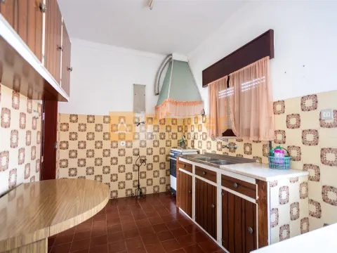 Moradia em  Montinhos dos Pegos