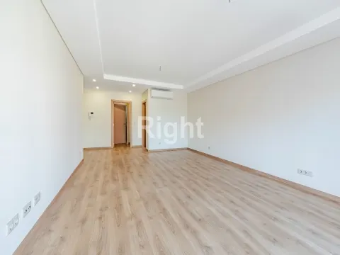 Apartamento T1 novo com parqueamento nas Laranjeiras, Lisboa