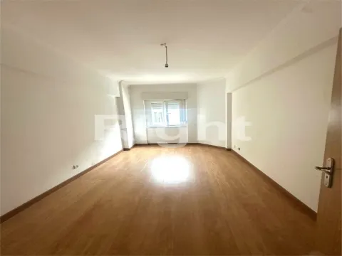 Apartamento T2 em Miraflores, Algés