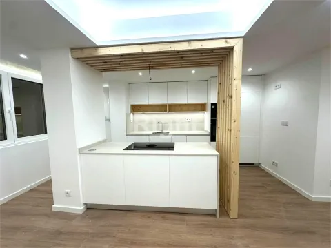 Apartamento T2 totalmente reabilitado em São Domingos de Benfica