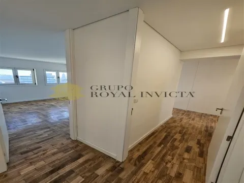 Apartamento T4 Totalmente Renovado no Coração do Porto – Rua Gonçalo Cristóvão