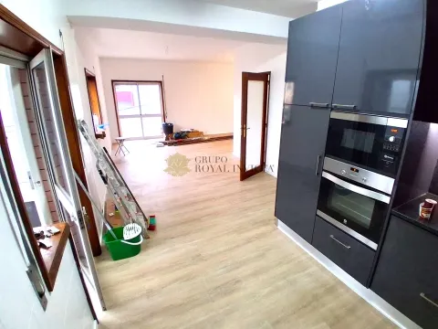 Apartamento T2 Renovado com Garagem e Metro à Porta – Rio Tinto