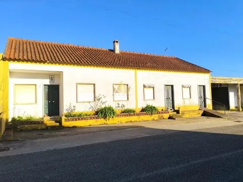 3-Schlafzimmer-Haus zum Renovieren zum Verkauf in Óbidos