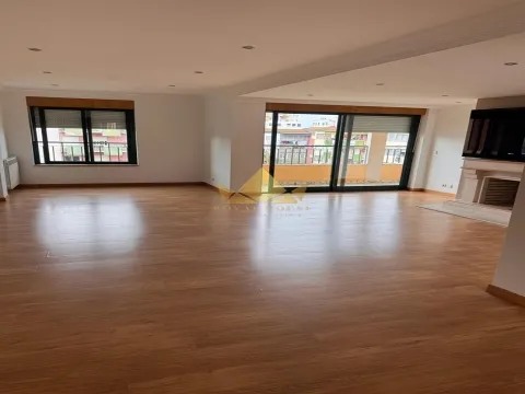 T5 Duplex Versátil (2 Entradas Independentes) na Gândara dos Olivais, Leiria