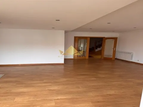 T5 Duplex Versátil (2 Entradas Independentes) na Gândara dos Olivais, Leiria