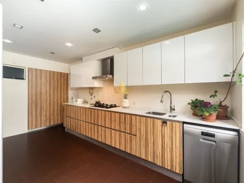 Vivenda Exclusiva com Piscina e Sala de Cinema – Conforto e Elegância