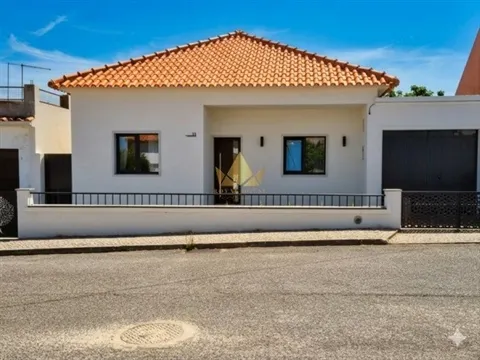 Moradia T3 Remodelada para Venda em Óbidos