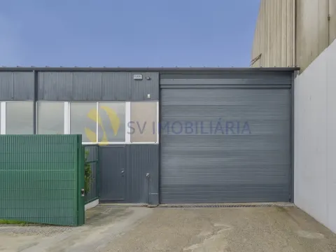 Espaço comercial de 660m² com logradouro à venda em Fânzeres