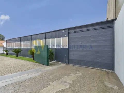 Espaço comercial de 660m² com logradouro à venda em Fânzeres