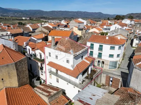 Prédio para venda centro de Caria com comércio no rés-do-chão e ampla habitação nos pisos superiores