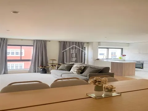 Apartamento T3 com Varanda, Garagem e Arrumos – Rua do Paraíso, Baixa do Porto