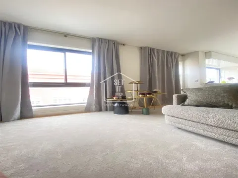 Apartamento T3 com Varanda, Garagem e Arrumos – Rua do Paraíso, Baixa do Porto