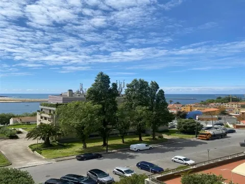 Apartamento T2+1 para arrendamento, totalmente remodelado, com móveis no último piso, na Quinta de M