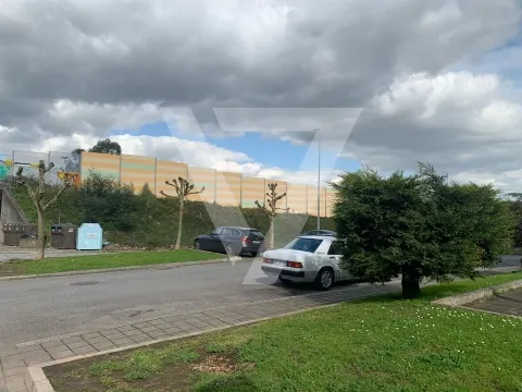 Se alquila local comercial en esquina en Valongo.