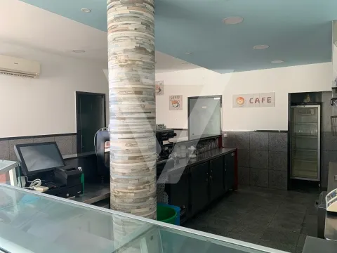 Se alquila local comercial en esquina en Valongo.