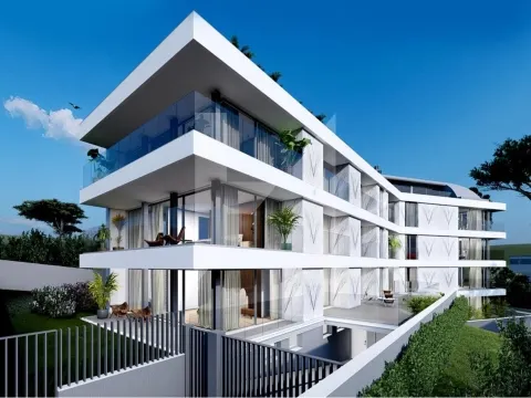 Penthouse T4 Duplex com Rooftop e Piscina Privada no Estoril