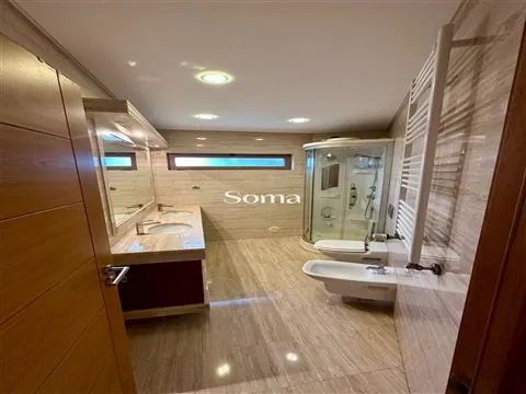 Apartamento T4 em condomínio privado com piscina, jardins e vista mar