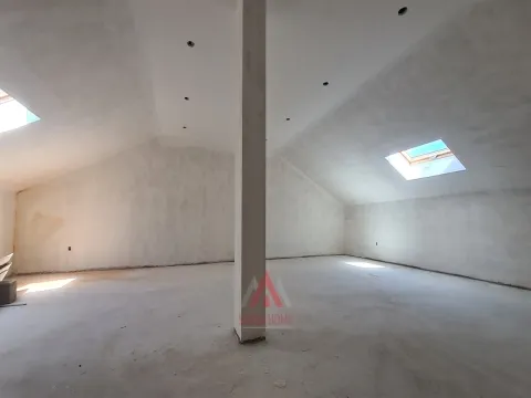 Moradia T4 + Águas Furtadas - Casal de Matos - Leiria