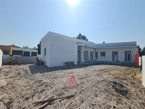 Moradia T4 - Rés-do-Chão - Áreas Generosas