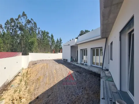 Moradia T4 - Rés-do-Chão - Áreas Generosas