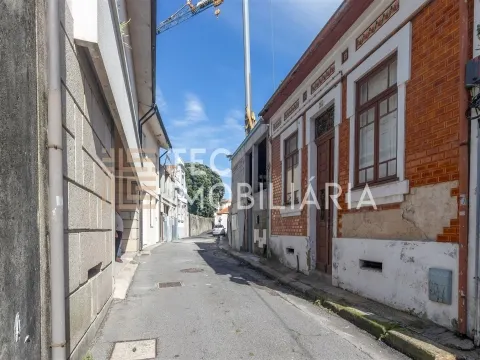 Moradia no Centro Histórico de Leça da Palmeira inserida num lote com 300m2