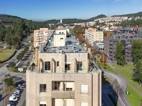 Apartamento T3 Recuado com Terraço — Último Andar — Valongo (Av. Dr. Fernando Melo)