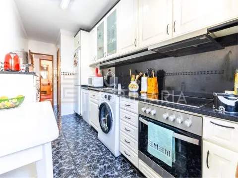 Apartamento T2+1 Ermesinde, num prédio com elevador e com 2 lugares de garagem