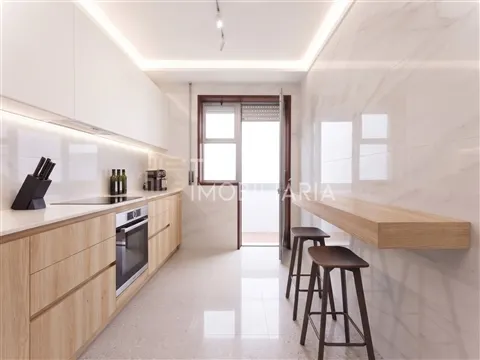 Apartamento T3 com Varanda e Garagem Box – Gandra, Ermesinde