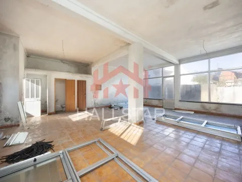 Prédio / 3 Pisos / Loja / 2 Apartamentos T3 / Sótão / Barosa