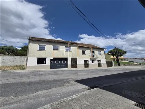 Moradia T3 Renovada em Nelas | Jardim, Garagem e Vistas para as Serras