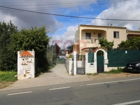 Moradia com 2 Fracções Autónomas