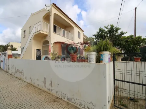 Moradia com 2 Fracções Autónomas