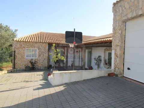 Moradia T2 Térrea com Logradouro + Ruína com 114m² e Terreno