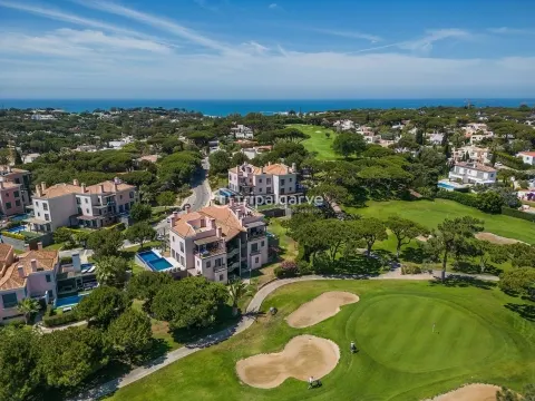 Villa moderne avec piscine sur le parcours de golf royal de Vale Do Lobo