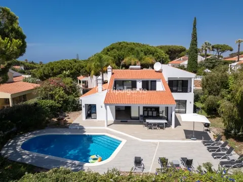 Luxuosa Moradia de 5 Quartos em Vale de Lobo: O Paraíso dos Golfistas