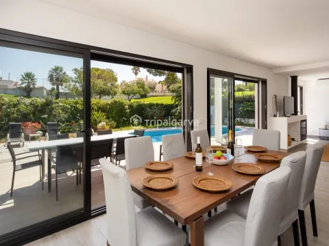 Luxuosa Moradia de 5 Quartos em Vale de Lobo: O Paraíso dos Golfistas