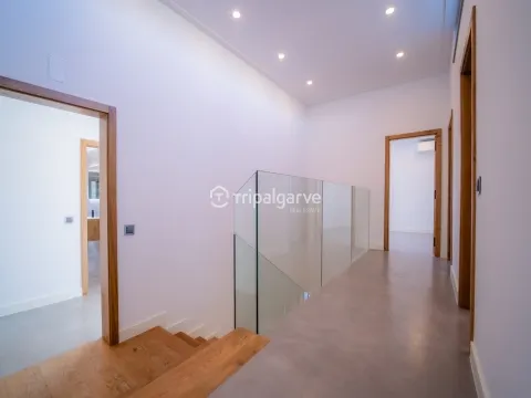 Apresentamos uma deslumbrante vila que combina estilo clássico com um toque moderno, localizada a po