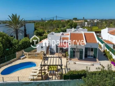 Single storey house T3+1 with T1 independent, Pool and Countryside View – Guia, Algarve