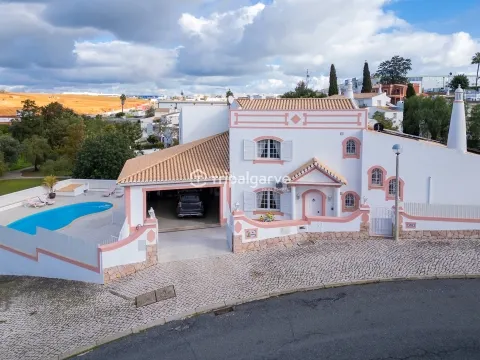 5 Bedroom Villa with Pool and Garage – Guia