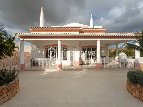 5 Bedroom Villa with Pool and Garage – Guia