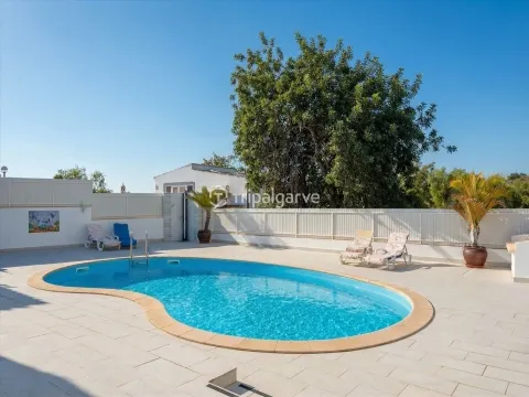5 Bedroom Villa with Pool and Garage – Guia