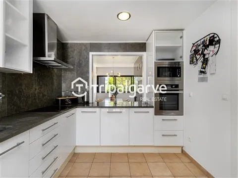 3 Bedroom Villa with Sea Views, Pool and Private Garden in Albufeira