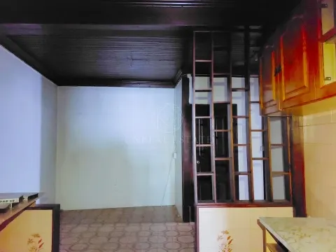 Moradia T5, usada, composta por 2 pisos, com cave, localizada na aldeia das Lapas, Torres Novas.