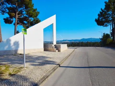 Lote de Terreno para construção de moradia em banda, localizado na Urb. da Ribeira do Marchante